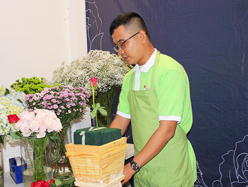 Cách cắm hoa để bàn