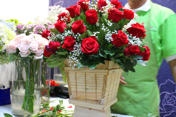Cách cắm hoa để bàn